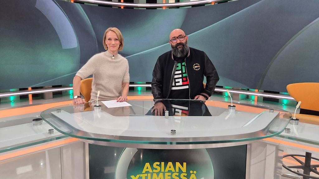 Koomikko ja juonaja Ali Jahangiri ja uutisankkuri Maija Lehmusvirta Asian ytimessä -ohjelmassa 13. tammikuuta 2026.