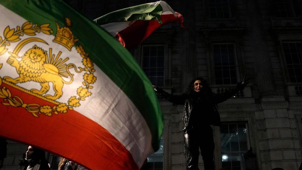 Yhdysvallat määräsi uusia pakotteita protestien tukahduttamisesta. Kuva Lontoosta Iranin hallinnon vastaisesta mielenosoituksesta