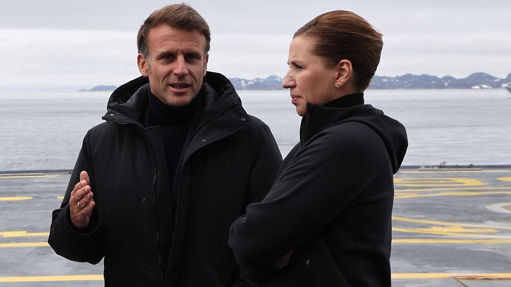 Ranskan presidentti Emmanuel Macron (vasemmalla) keskusteli Tanskan pääministerin Mette Frederiksenin kanssa Grönlannin pääkaupungissa Nuukissa kesäkuussa 2025.