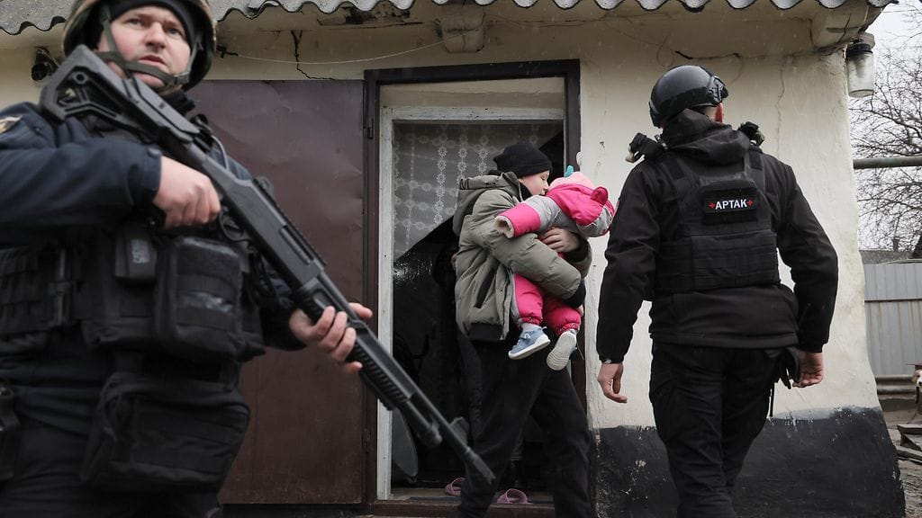 Kuvassa evakuoidaan asukkaita Zaporizhzhjan alueella 7. tammikuuta 2026.