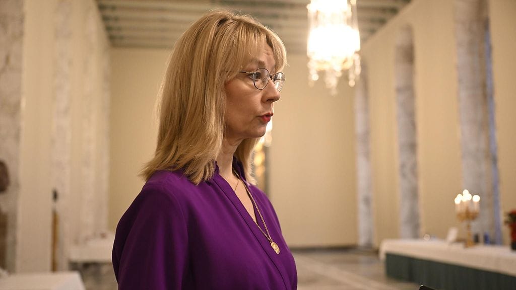 SDP:n Tytti Tuppurainen eduskunnan Valtiosalissa ennen täysistuntoa Helsingissä 19. joulukuuta 2025.