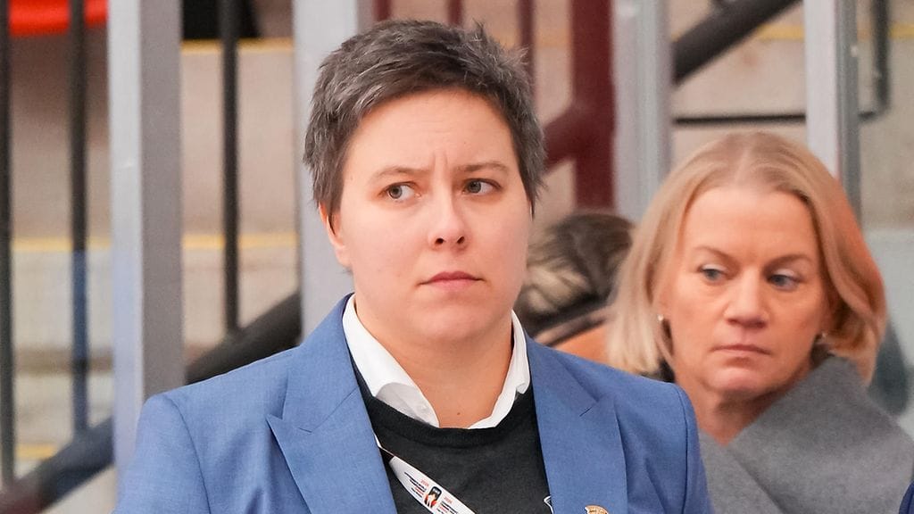 Päävalmentaja Mira Kuisma Tyttöleijonien penkin takana murskatappion tuoneessa Yhdysvallat-ottelussa.