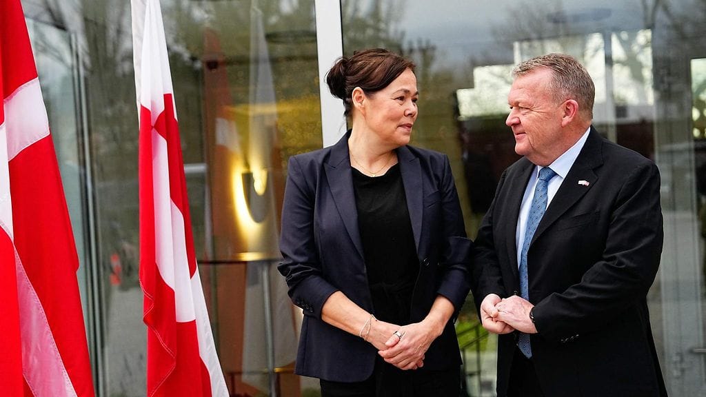 Tanskan ulkoministeri Lars Lökke Rasmussen (oik.) ja Grönlannin ulkoministeri Vivian Motzfeldt.