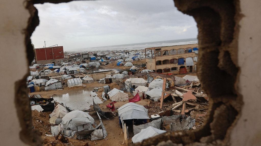 13. tammikuuta otetussa valokuvassa näkyy Gazan kaupungin rannikolle pystytettyjä telttamajoja, joissa asuu pakolaisperheitä.