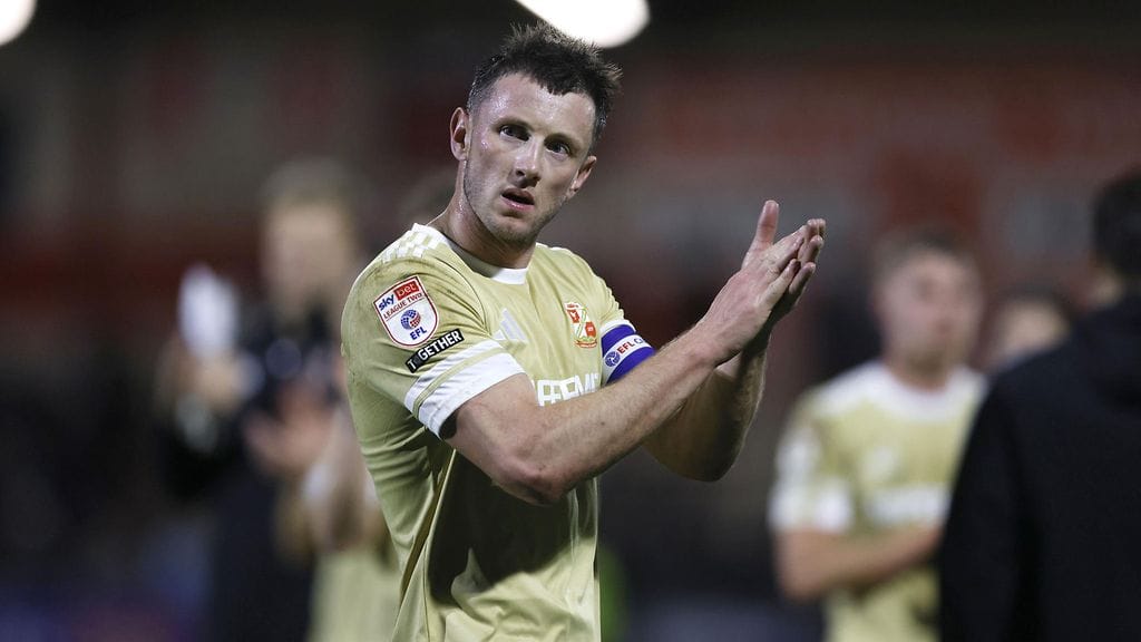 Ollie Clarke sai seitsemän ottelun pelikiellon potkaistuaan vastustajaa kahdesti arkaan paikkaan.