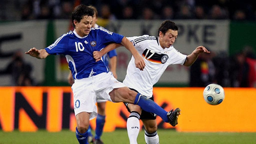 Jari Litmanen ja Mezut Özil. Kuva: Martin Rose/GETTY.