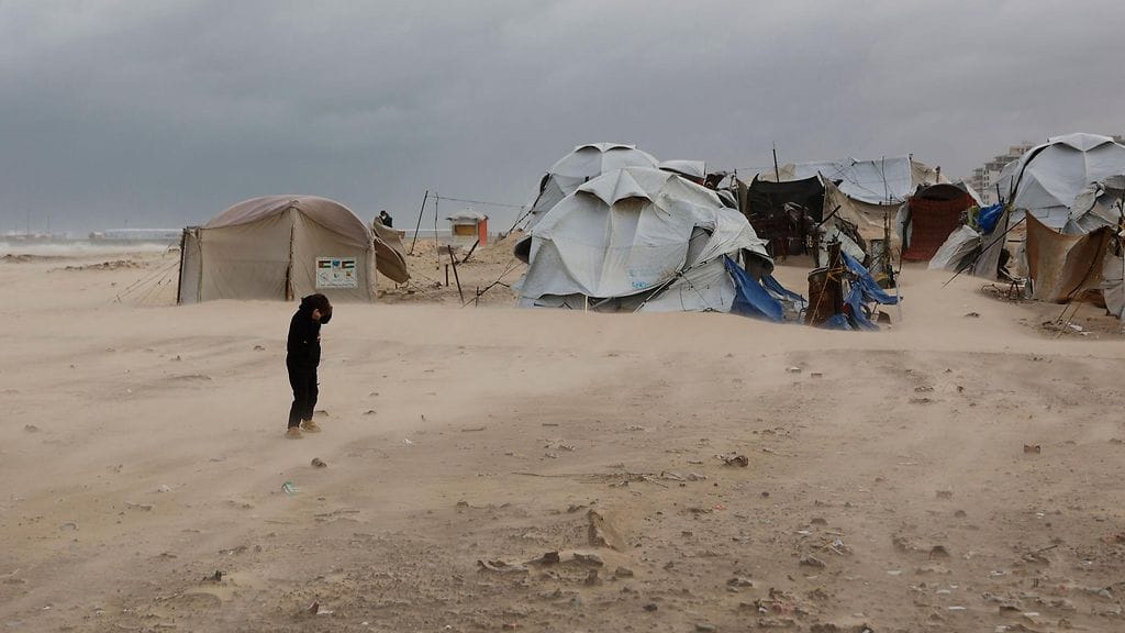 13. tammikuuta otettu kuva Gazan kaupungin rannikolta, jossa asuu kotinsa menettänä perheitä teltoissa.