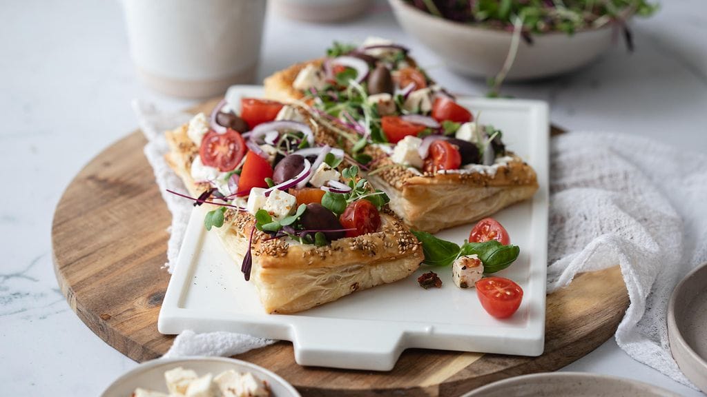 Liisa Westerberg valmisti salaattipiirakkaa Huomenta Suomen lähetyksessä lauantaina 17.1.26.