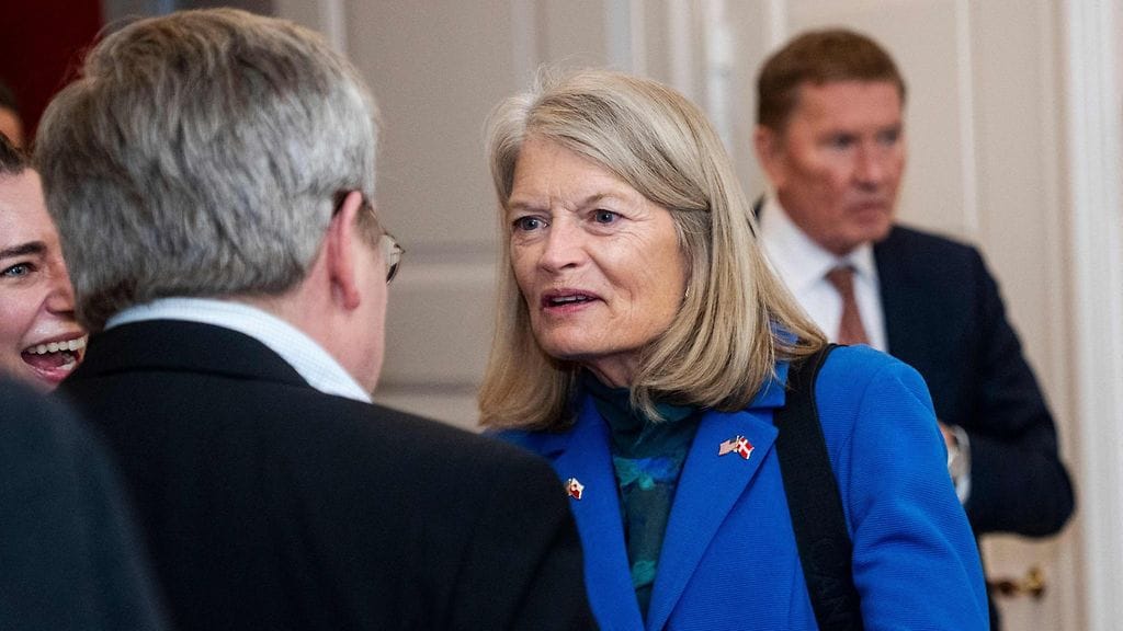 Yhdysvaltain republikaanisenaattori Lisa Murkowski (kesk.) Kööpenhaminassa Tanskassa.