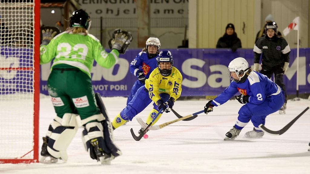 Ruotsin Karla Thuresson pujahtaa Suomen maalille MM-välierässä Porissa.