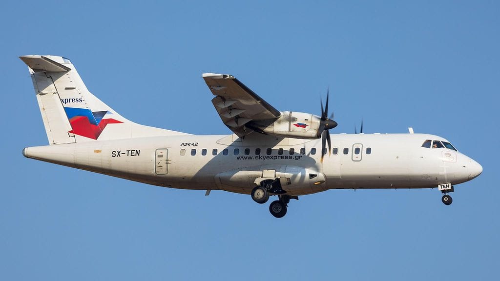 Kuvituskuvassa Sky Express -lentoyhtiön lentokone lähestymässä Ateenan lentokenttää Kreikassa elokuussa 2023.