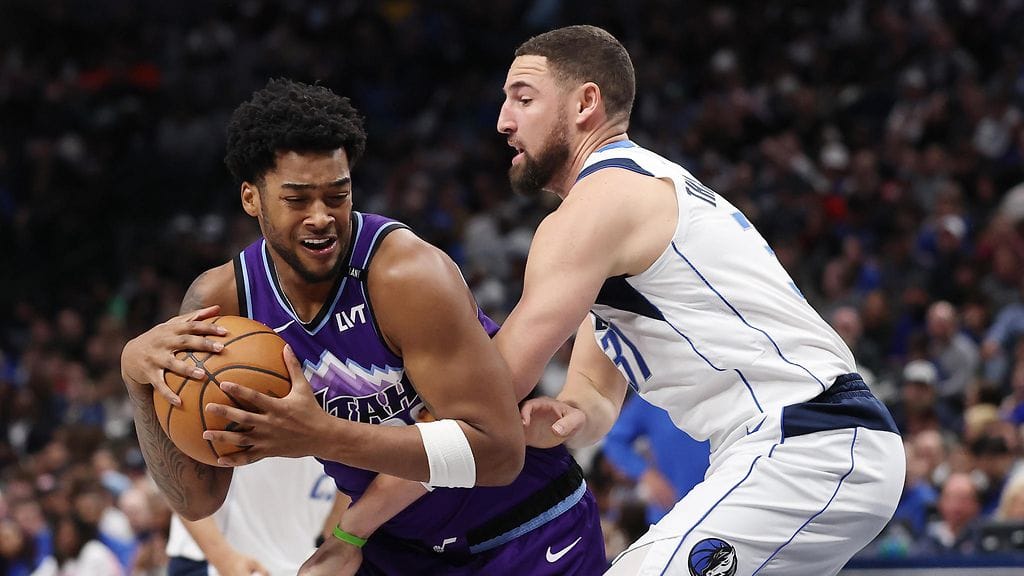 Utahin Brice Sensabaugh kamppailee pallosta Dallasin Klay Thompsonia vastaan.