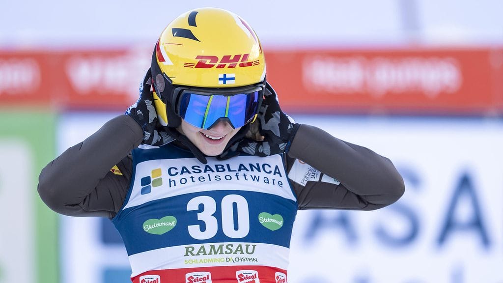 Minja Korhosen hyppy kulkee.