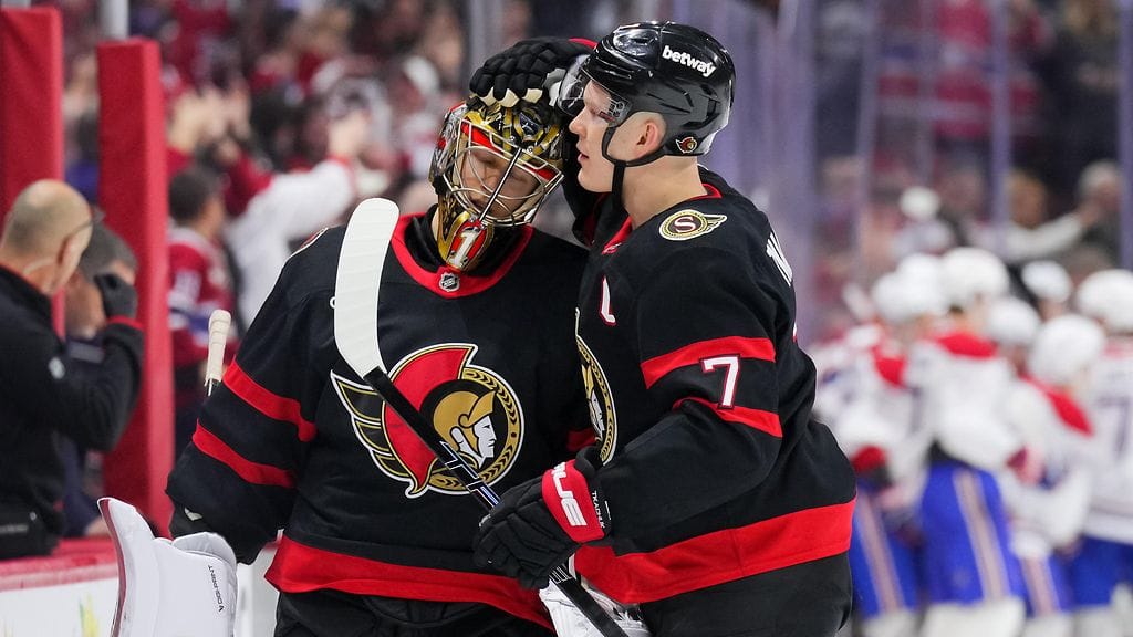 Ottawan tähtipelaaja Brady Tkachuk kävi lohduttamassa heikon pelin pelannutta maalivahti Leevi Meriläistä.