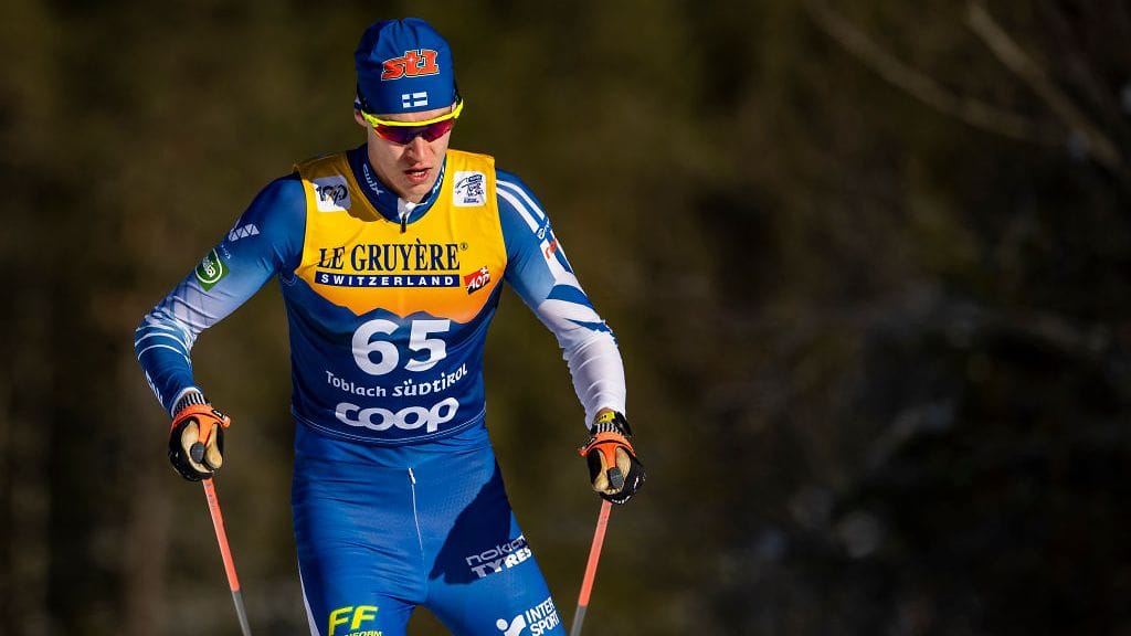 Niko Anttola on Jari Isometsän mukaan vahvoilla olympiapaikkaan, kun Ristomatti Hakola ja Perttu Hyvärinen ovat rämpineet ladulla.