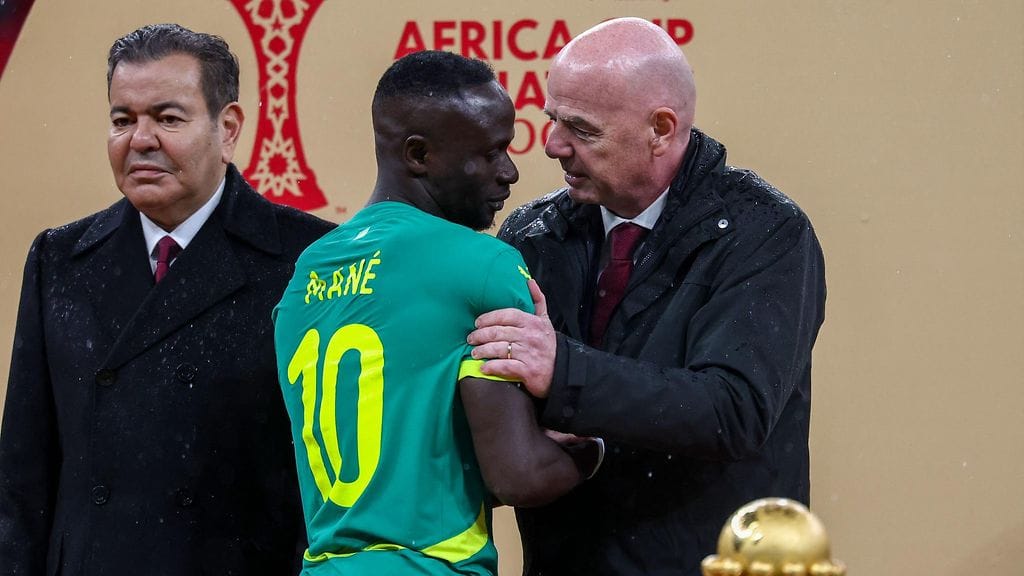 Fifa-pomo Gianni Infantinolla oli asiaa Senegalin Sadio Manelle.