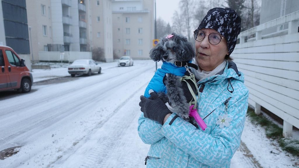 Hyvästi ystäväni -dokumentissa Pia Häkkinen pohtii, milloin on oikea hetki luopua lähes 17-vuotiaasta Milli-koirastaan.