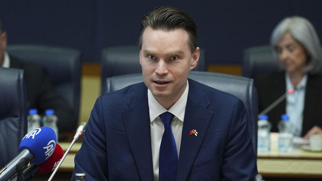 Eduskunnan puolustusvaliokunnan puheenjohtaja Heikki Autto.