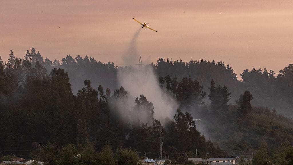 Lentokone sammuttaa maastopaloa Chilen Pencossa.