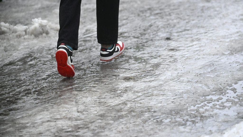 Helpoimmin tarjolla oleva keino välttää kaatumisia ovat mukaan nastakengät ja rauhallinen eteneminen.