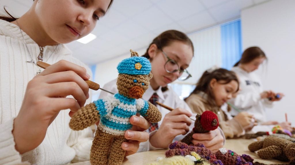 Lapset valmistivat venäläisille sotilaille lahjoja Isänmaan puolustajan päivää varten miehitetyssä Mariupolissa, Ukrainassa 15. helmikuuta 2025.