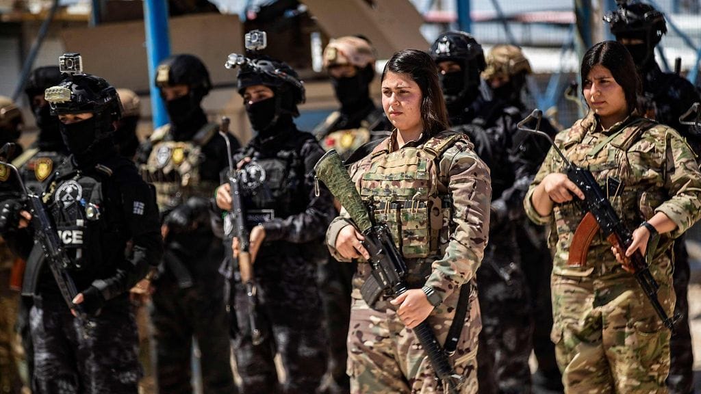 Kurdijoukkoja al-Holin leirillä huhtikuussa 2025.