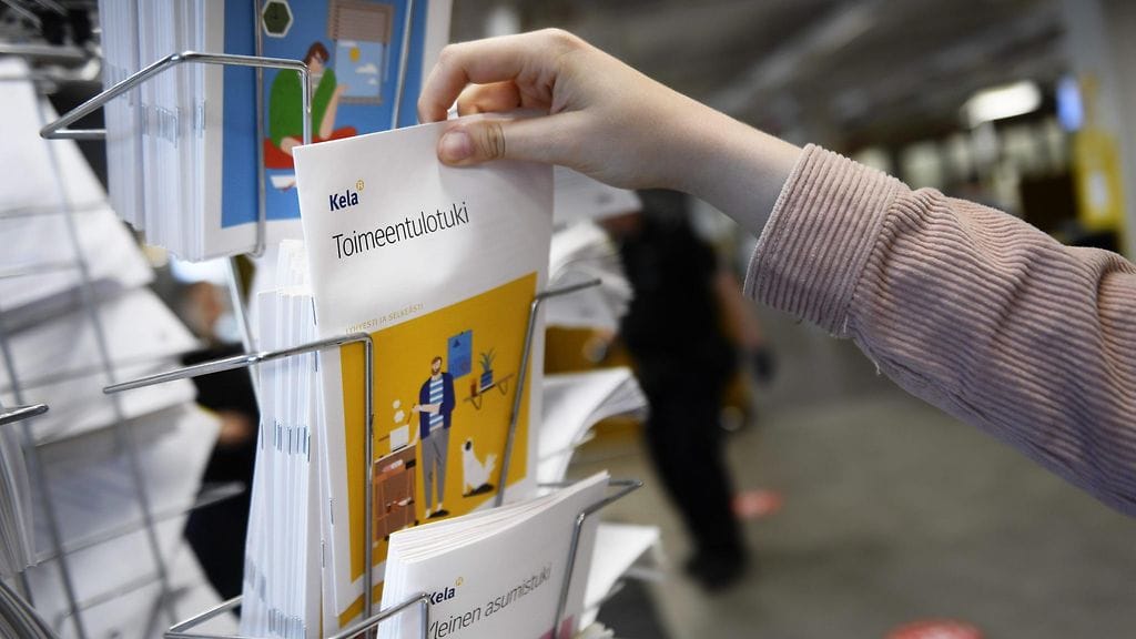 Toimeentulotuen perusosaa voidaan jatkossa vähentää puolella, jos asiakas ei kuukauden sisällä hae niitä ensisijaisia tukia, joita Kela on hänet ohjannut hakemaan.