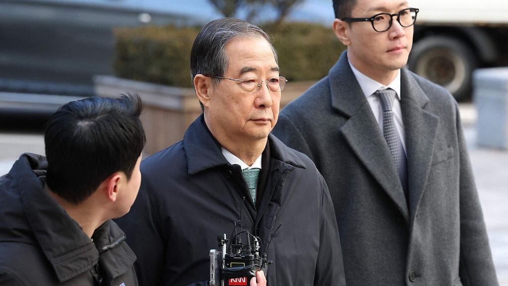 Etelä-Korean entinen pääministeri Han Duck-soo (keskellä) saapui oikeuteen Soulissa 21. tammikuuta.