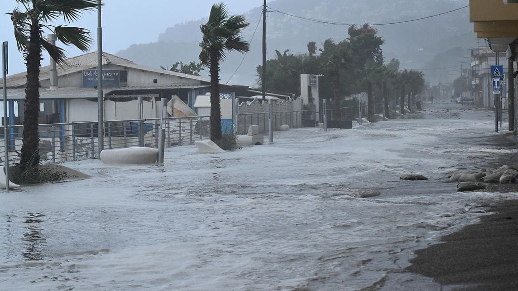 Kadut tulvivat tiistaina Taorminassa Sisilian itärannikolla.
