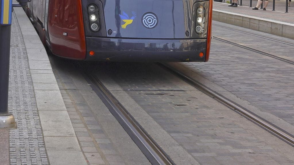 Vaippaikäiset lapset juoksivat raitiovaunun eteen Tampereella viime vuonna. Kuvituskuva.