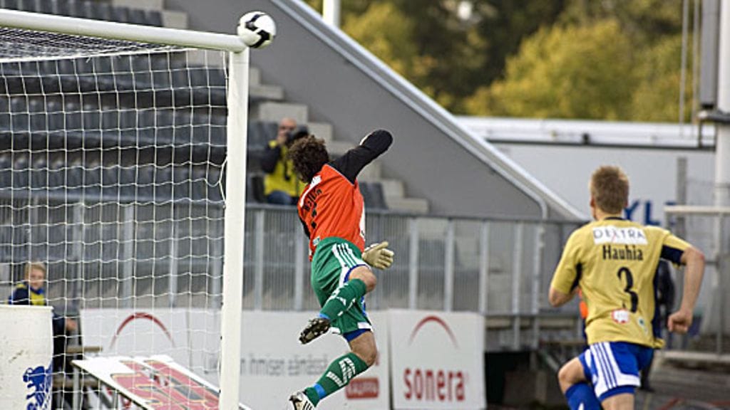 Ville Wallén torjuu Inter-yrityksen. Kuva: Roni Lehti/LEHTIKUVA.