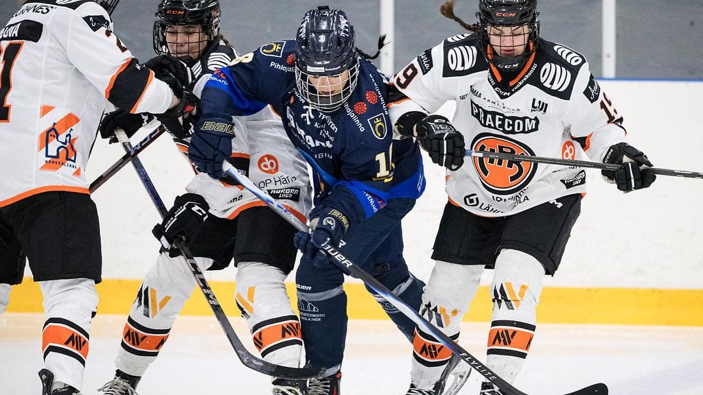 Jääkiekon Auroraliigassa nähdään jatkosta nykyistä vähemmän joukkueita. Kuvassa Kiekko-Espoo ja HPK tammikuussa pelatussa ottelussa.