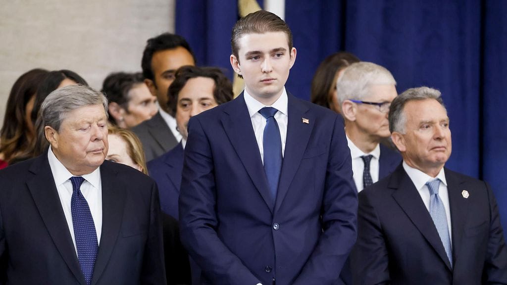 Barron Trump isänsä, Donald Trumpin, virkaanastujaisissa 20. tammikuuta 2025.
