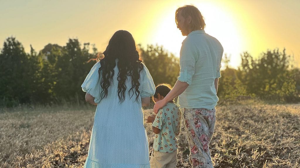 Ellen Jokikunnas, Jari Rask ja Ralph-poika joutuvat hyvästelemään rakkaan perheenjäsenensä Reino-koiran.