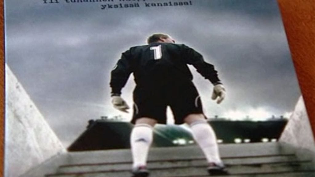 Antti Niemi odottaa astumista Olympiastadionin nurmelle.