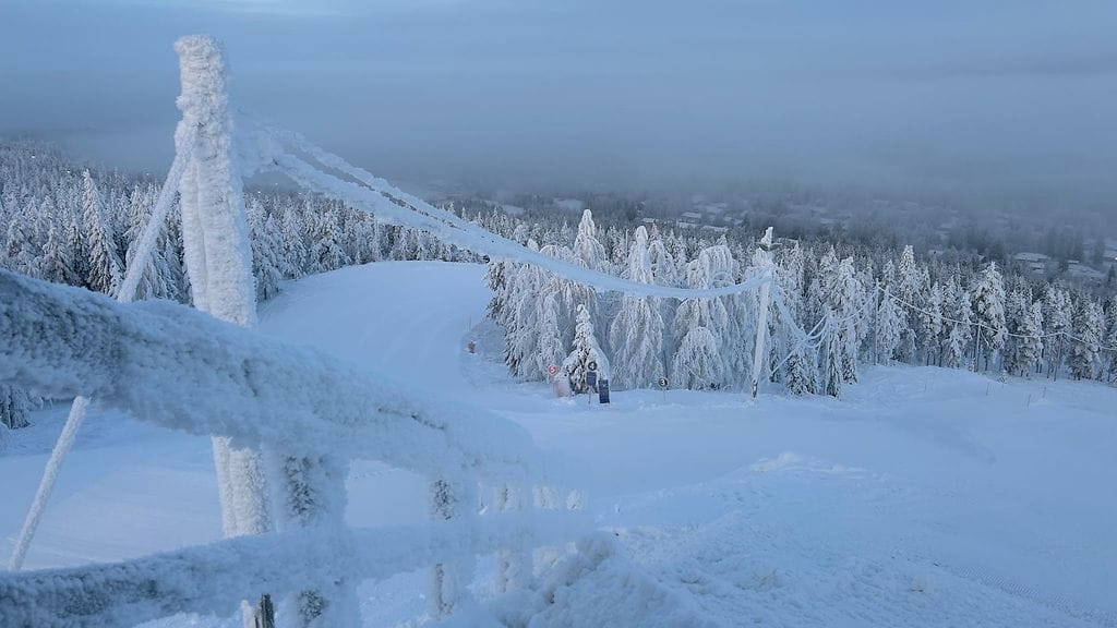 Kuva Ounasvaaran korkeimmalta huipulta torstailta 22. tammikuuta 2026. Rinteessä ei ollut torstaina päivällä yhtäkään laskettelijaa. Tytön kuolemaan johtanut onnettomuus sattui tiistaina.