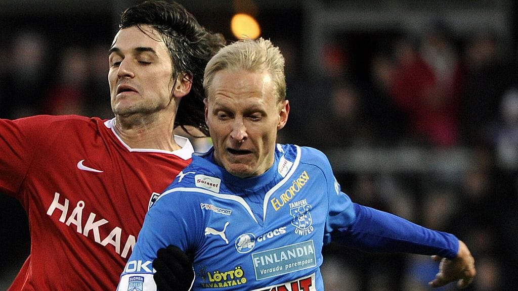 Sakari Saarinen punnertaa Aristides Pertot'n kanssa kaudella 2009.