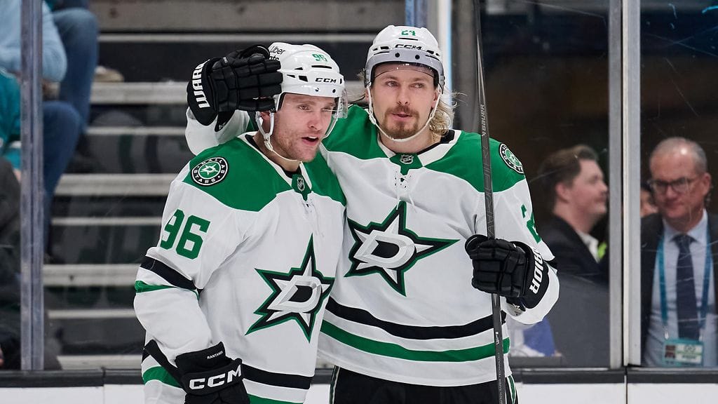 Dallas Starsin Mikko Rantanen (vas.) ja Roope Hintz ovat ESPN:n listalla. Kaksikon väliin mahtuu Sebastian Aho, mutta muita suomalaisia ei 50 parhaan olympiapelaajan joukossa mediajätin mielestä ole.