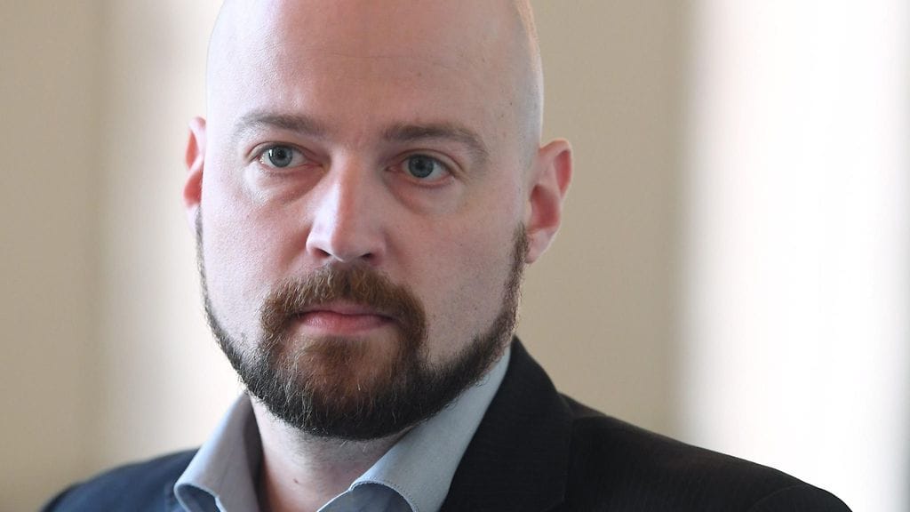 Keskustan entinen kansanedustaja Mikko Kärnä tiedotustilaisuudessaan Helsingissä 28. kesäkuuta 2019.