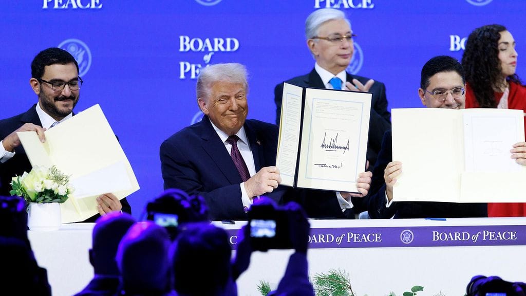 Bahrainin pääministeri Isa bin Salman bin Hamad al-Khalifa (vas.), Yhdysvaltain presidentti Donald Trump ja Marokon ulkoministeri Nasser Bourita pitelivät käsissään rauhanneuvoston perustamiskirjaa Davosissa 22. tammikuuta.