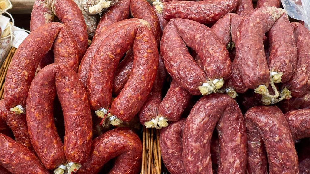 Varkaiden mukaan lähti peräti 400 kiloa kovalla työllä tuotettua salamia. Kuvituskuva.