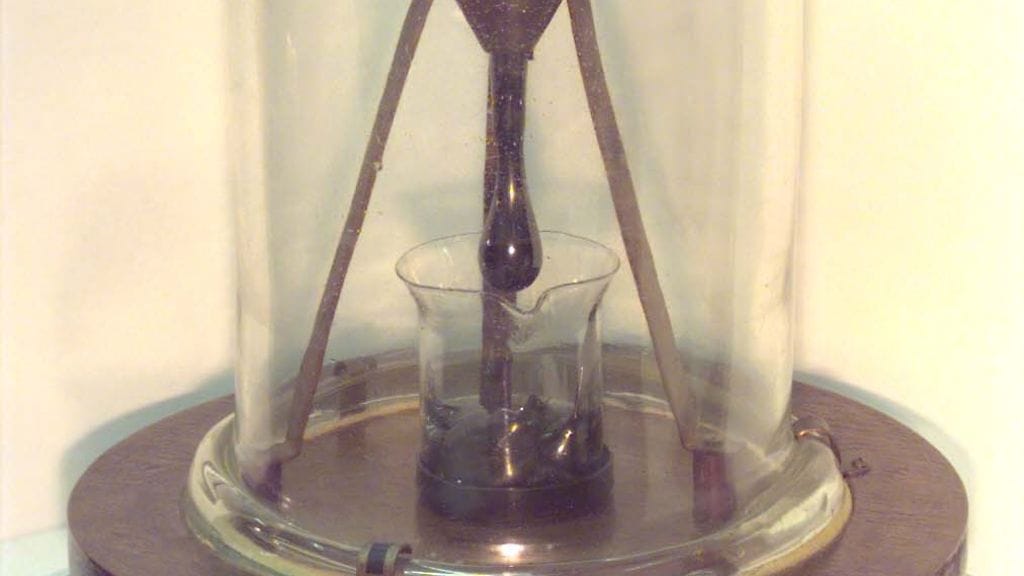 Tippuu, tippuu, mutta sangen hitaasti. Lähes sadassa vuodessa pikeä on tippunut vasta yhdeksän tippaa. Nyt odotellaan kymmenennen tipan putoamista.