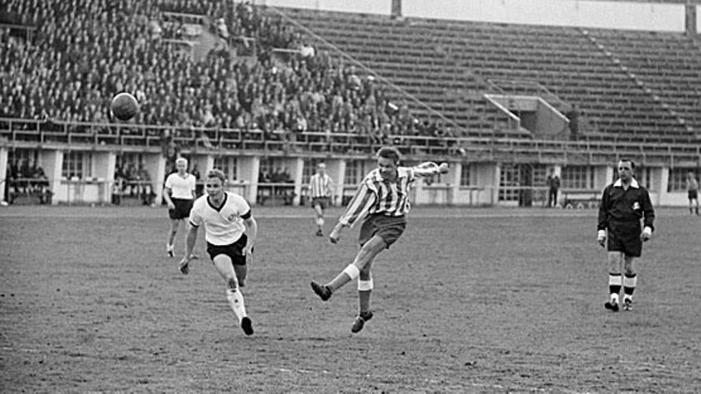 Aulis Rytkönen laukoo Olympiastadionilla HJK:n paidassa. Kuva: Lehtikuva.