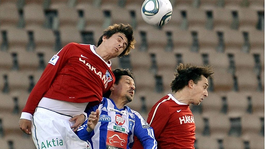 Jari Litmanen Tero Mäntylän ja Mika Mäkitalon puristuksessa.