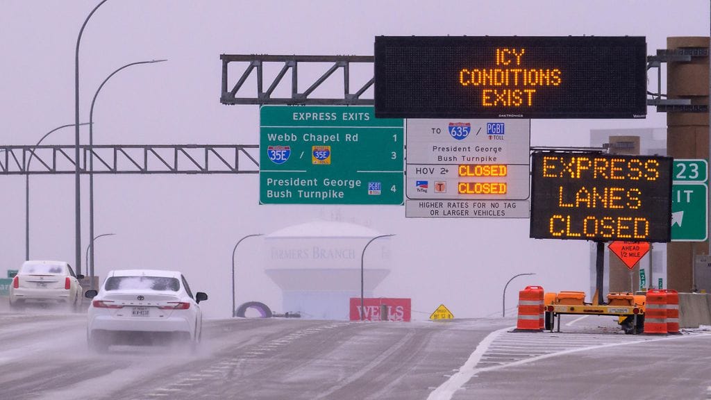 Autoilijat ajavat ohi tiesulkujen ja jäävaroitusmerkkien valtatiellä talvimyrskyn aikana Dallasissa, Texasissa, Yhdysvalloissa, 24. tammikuuta 2026.