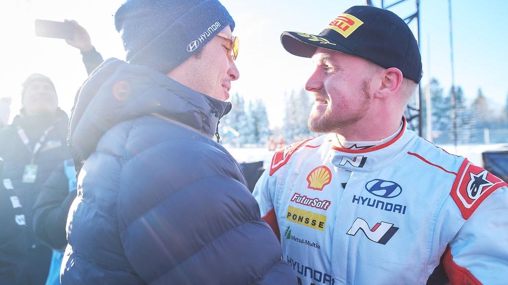 Thierry Neuville (vas.) onnitteli Esapekka Lappia Ruotsin MM-rallin voitosta helmikuussa 2024.