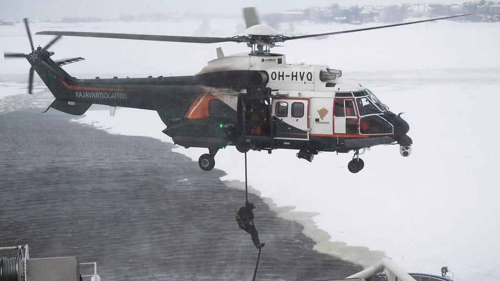 Rajavartija (Suomenlahden merivartioston 5. valmiusjoukkue) laskeutuu alas helikopterista köyden avulla vartiolentolaivueen helikopterin ja valmiusjoukkueen toimintanäytöksessä Rajavartiolaitoksen mediatilaisuudessa ulkovartiolaiva Turvalla Helsingin edustalla 26. tammikuuta 2026.