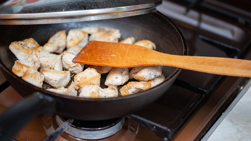 Pitääkö lastaa vaihtaa kesken kanan paistamisen?