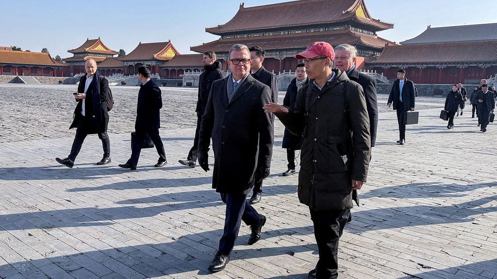 Pääministeri Petteri Orpo (kok.) on vierailulla Kiinassa ja tapaa tiistaina maan johtoa. Matkan tarkoituksena on jatkaa dialogia Kiinan johdon kanssa sekä edistää Suomen liiketoimintamahdollisuuksia Kiinassa.