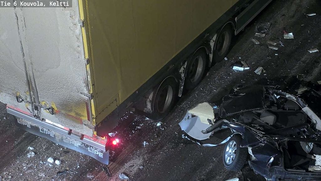 Kelikameraan tallentui turmapaikalta kuva, jossa oletetusti on myös turmassa ollut henkilöauto.